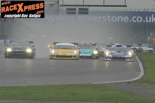 De start van het nieuwe FIA-GT seizoen, met op de achtergrond een aanrijding tussen Lechner en Peter.